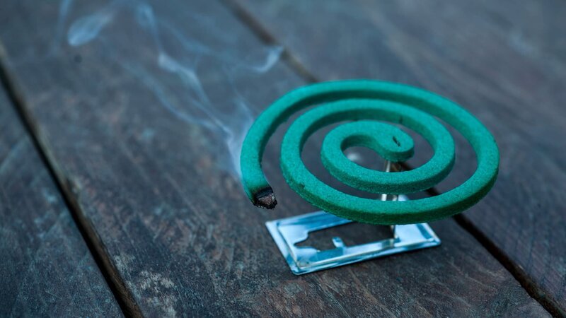 Mosquito coil on the wood – Bild: dmaster61 /​ Getty Images/​iStockphoto /​ iStockphoto GettyImages-51085212 /​ dmaster61