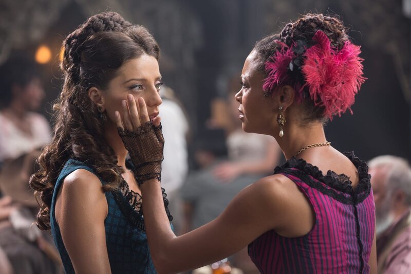Maeve Millay (Thandie Newton), Clementine Pennyfeather (Angela Sarafyan). – Bild: 2016 Home Box Office, Inc. All rights reserved. HBO® and all related programs are the property of Home Box Office, Inc.