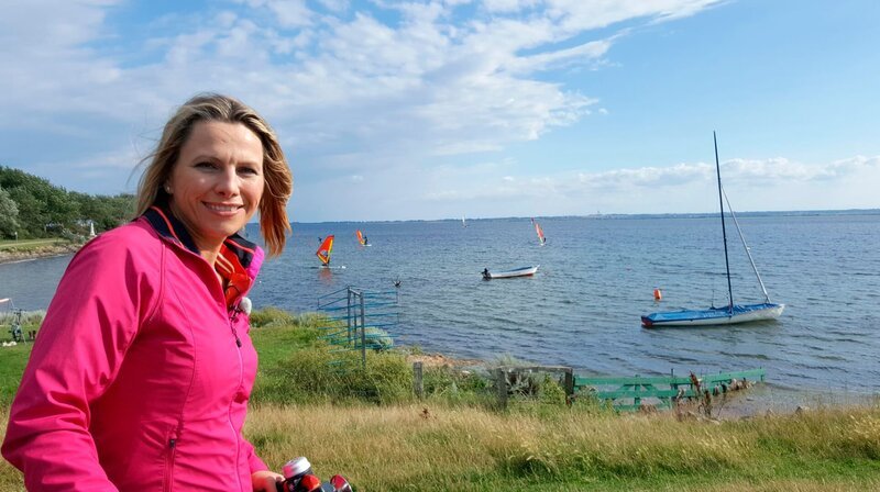 Moderatorin Andrea Grießmann erkundet die Insel Fehmarn. – Bild: WDR/​Anja Koenzen
