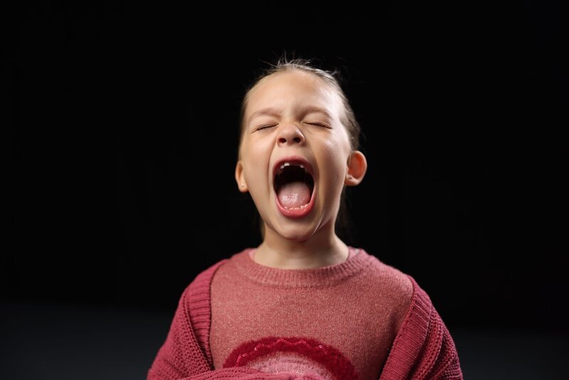 Kinder können ganz schön laut sein. Das Gehör von Erziehern und Lehrkräften wird daher oft strapaziert. – Bild: ZDF und Dennis Mätzig.