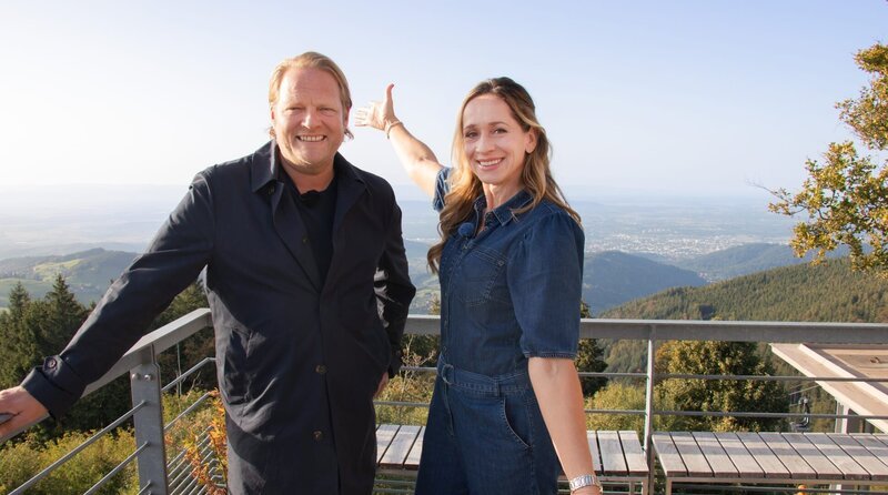 Björn Freitag (l) und Tamina Kallert mit fulminanter Aussicht vom Schauinsland in Freiburg im Breisgau. – Bild: WDR/​2bild