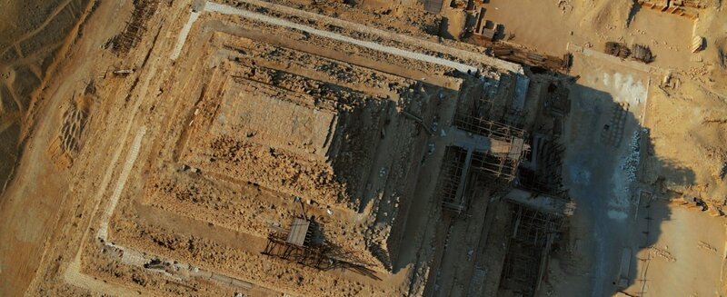 Die Stufenpyramide des Djoser gilt als eines der ältesten Steinbauwerke des Landes. – Bild: ZDF und Soura Films./​Soura Films