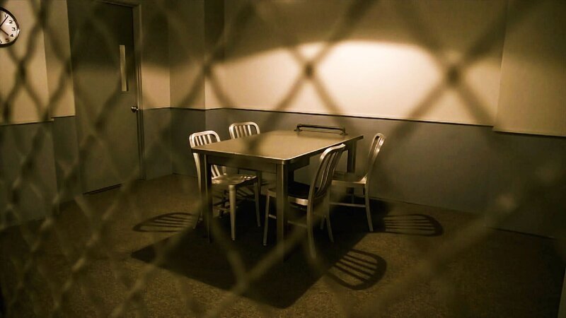 Tisch und Stühle – Bild: Crime + Investigation /​ A+E Networks