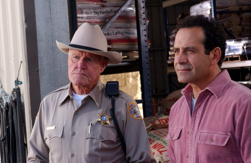 v.li.: Sheriff Bates (Charles Napier), Adrian Monk (Tony Shalhoub). – Bild: ORF/​Universal/​Michael Yarish