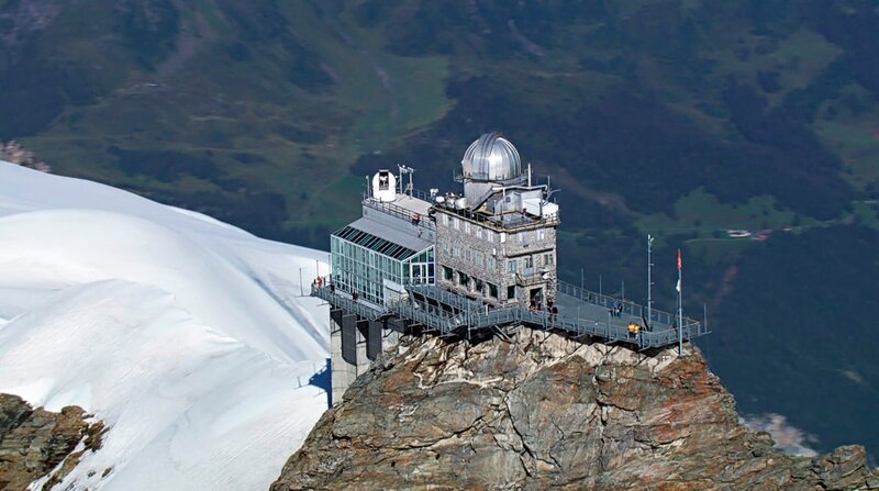 Jungfraujoch Sphinx: Nach dem Bau der Jungfraubahn 1894 wurde eine Wetterstation auf dem Jungfraujoch errichtet. Dort verläuft heute die Hauptwetterscheide der Alpen. – Bild: ZDF und SWR/​Vidicom/​Bardehle.