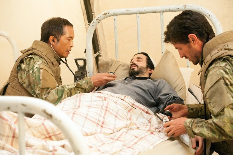 Afghanistan: Gelingt es Dr. TC Callahan (Eoin Macken, l.) und Dr. Topher Zia (Ken Leung), ihren Freund Ali (Ryan P. Shrime) das Leben zu retten? +++ – Bild: NOW US