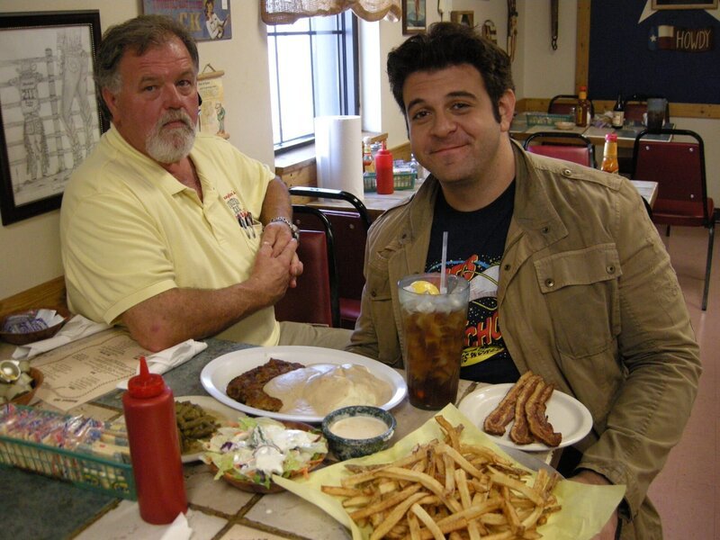Bevor Adam (r.) bei der Fifth-Third-Burger-Challenge in Grand Rapids antreten muss, trifft er im texanischen Amarillo Tim Youngblood (l.), den Besitzer von Stockyard Café, der ziemlich stolz auf sein Chicken Fried Steak ist … – Bild: 2008, The Travel Channel, L.L.C. Lizenzbild frei