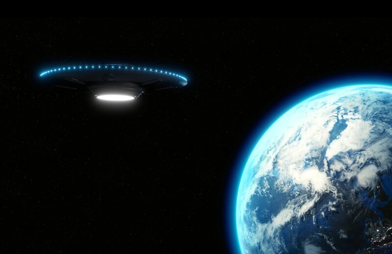 UFO fliegende Untertasse mit blauen Lichtern über der Erde, metallisch reflektierende Oberfläche – 3D Rendering – Bild: Shutterstock /​ Shutterstock /​ Copyright (c) 2018 Shutterstock. No use without permission.