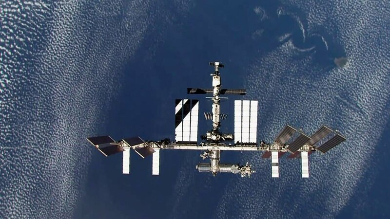 Seit dem Jahr 2000 ist die Internationale Raumstation ISS ständig besetzt. Am 16. Juli 2003 ereignet sich für die Besatzung um Astronaut Luca Parmitano ein unvorhersehbarer Zwischenfall .. – Bild: Discovery Channel