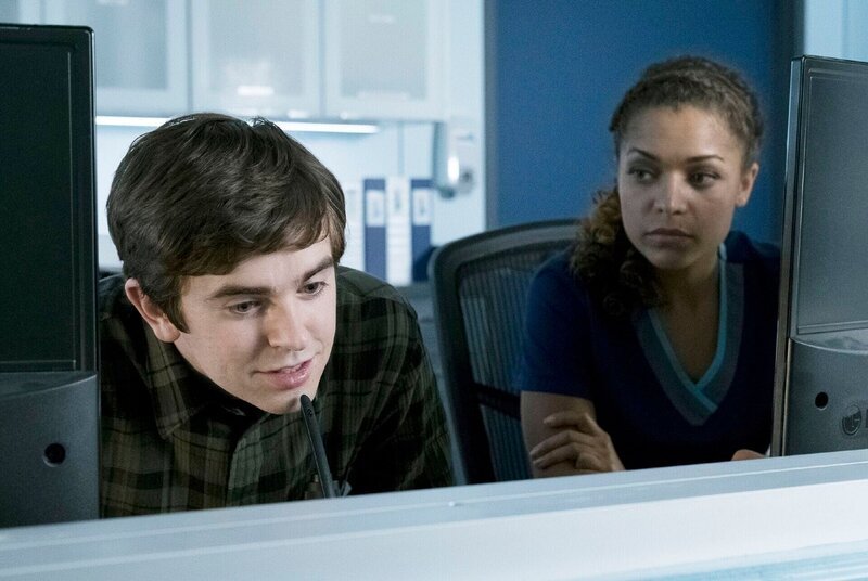 Dr. Shaun Murphy (Freddie Highmore), Dr. Claire Browne (Antonia Thomas) – Bild: RTL /​ © 2017 Sony Pictures Television Inc