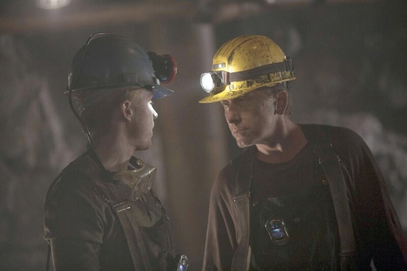 Brian (Noel Fisher, l.) arbeitet im Bergwerk, in dem es zu einem tödlichen Unglück kam. Dr. Cal Lightman (Tim Roth) begleitet ihn unter Tage. Kann er dort mehr zum Unfallhergang erfahren? – Bild: RTL /​ FOX