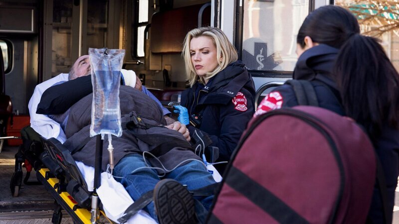 Der Verletzte wird in die Ambulanz gehievt: Kara Killmer als Sylvie Brett (m.), Hanako Greensmith als Violet Lin (r.) – Bild: SRF/​NBC Universal