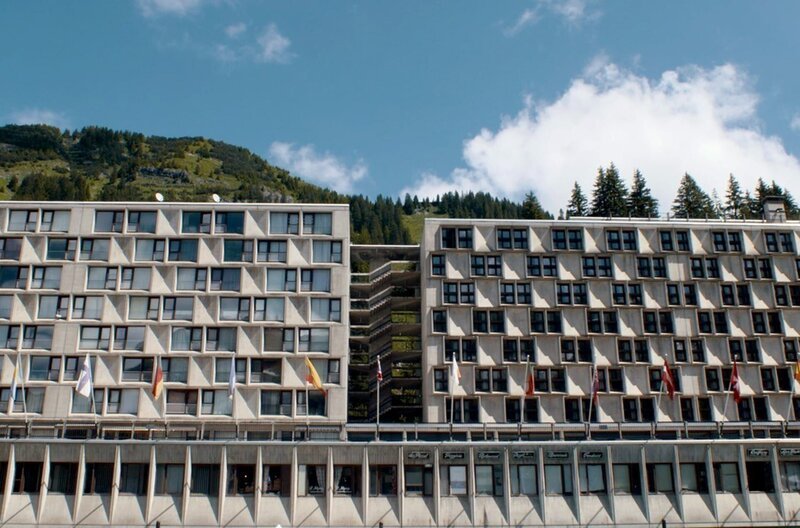 Für den Skiort Flaine entschied sich Architekt Marcel Breuer, den Beton in seiner rohen Struktur zu belassen –  wie eine Spiegelung der umgebenden Felsen der Haute-Savoie. – Bild: Pawel Kacprzak /​ © Pawel Kacprzak