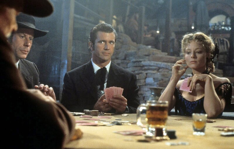 Die Poker-Spieler Bret Maverick (Mel Gibson,m.) und Annabelle Bransford (Jodie Foster,r.). – Bild: TL5