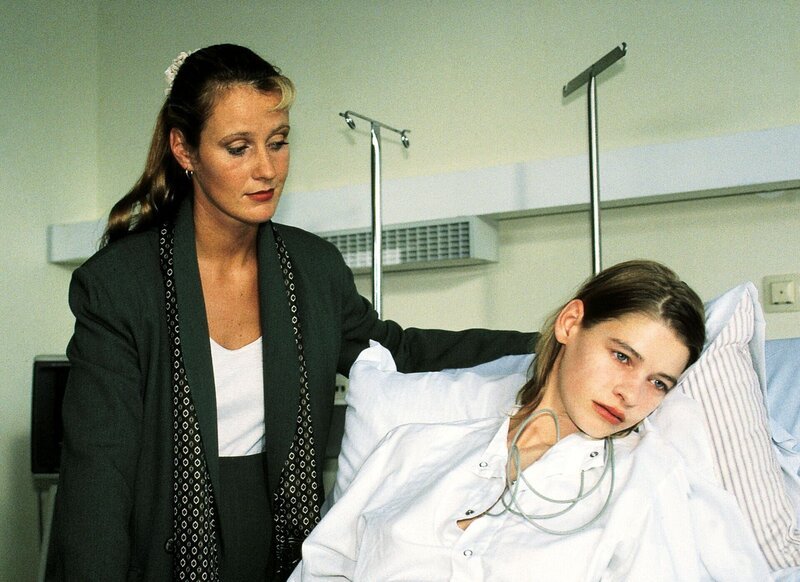 Staatsanwältin Charlotte Glaser (Britta Schmeling) unterhält sich im Krankenhaus mit Sabine Bilker (Bettina Kurth). – Bild: RTL