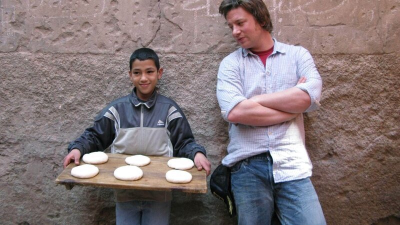 Die Serie mit Jamie Oliver ist ein einziges Abenteuer. In jeder Folge erforscht der Kult-Koch die Küche eines anderen Landes und macht dabei aufregende Entdeckungen. Zunächst lernt er in Marrakesch eine völlig andere Esskultur kennen. – Bild: MG RTL D