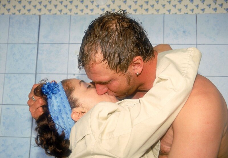 Als Gisi (Franziska Traub) in Ritas Wohnung zufällig Matze (Matthias Komm) nackt unter der Dusche sieht, kommen ihre Hormone in Wallung und die beiden küssen sich leidenschaftlich! – Bild: RTL