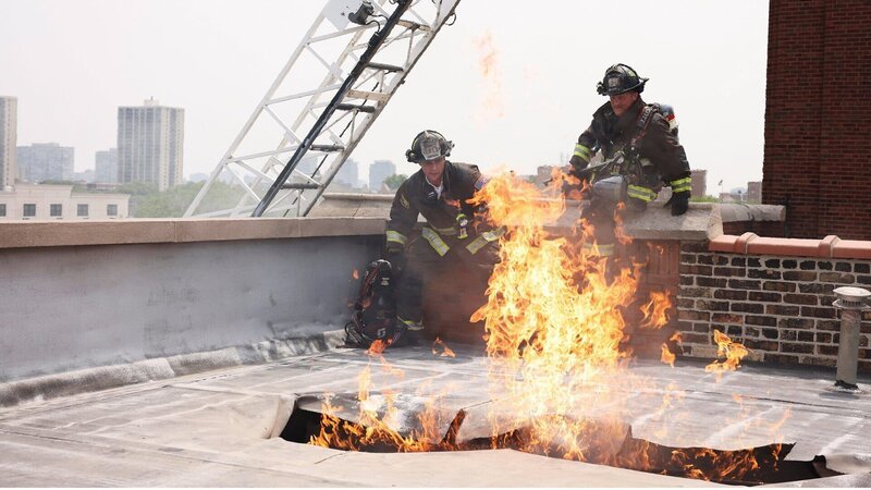 Kampf gegen das Feuer: (l-r) Jesse Spencer als Matthew Casey, Christian Stolte als Mouch – Bild: SRF/​NBC Universal