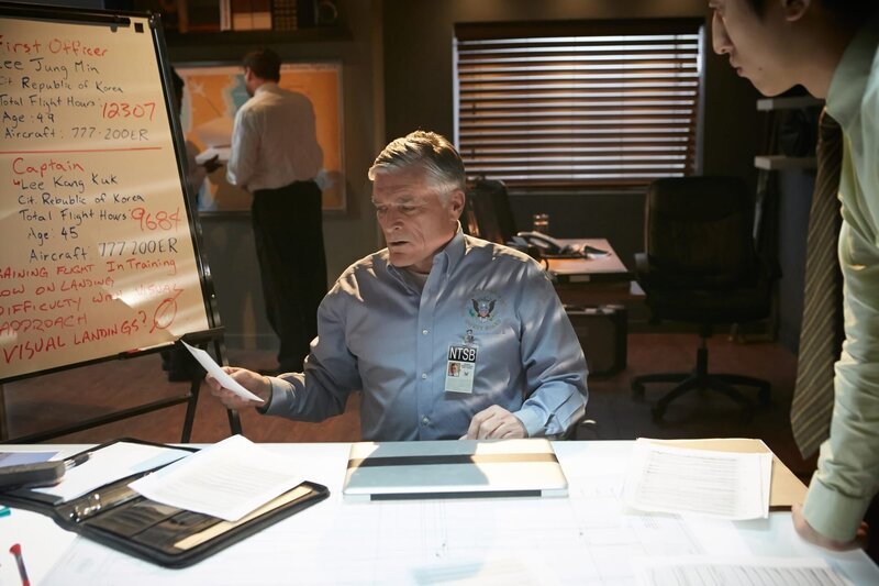 REENACTMENT – NTSB investigator Roger Cox (played by Chris Gillet) scrutinizes documents that may contain important clues about what caused the crash of Asiana Flight 214 at San Francisco Airport. – Bild: Copyright © The National Geographic Channel.