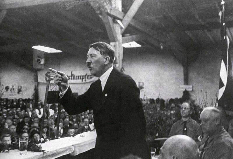 GERMANY – JANUARY 01: Adolf Hitler holding a speech, about 1925. (Photo by Imagno/​Getty Images) [Hitler haelt eine Rede. Photographie. Um 1925.] – Bild: Imagno /​ Getty Images /​ Hulton Archive /​ Imagno/​Thomas Sessler Verlag