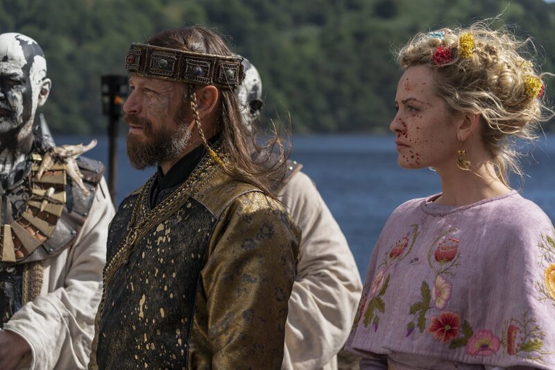 Harald (Peter Franzén, l.); Ingrid (Lucy Martin, r.) – Bild: 2020 TM Productions Limited /​ T5 Vikings IV Productions Inc. All Rights Reserved. An Ireland-Canada Co-Production. Lizenzbild frei