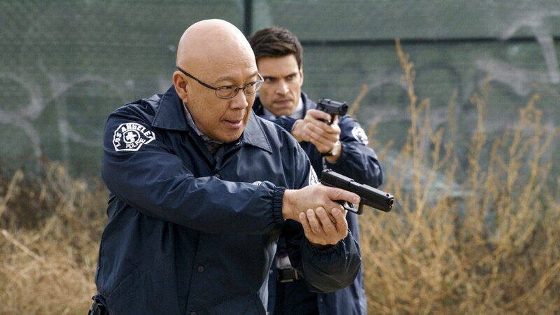 Lt. Michael Tao (Mike Paul Chan, l.) – Bild: TVNOW /​ Warner Bros