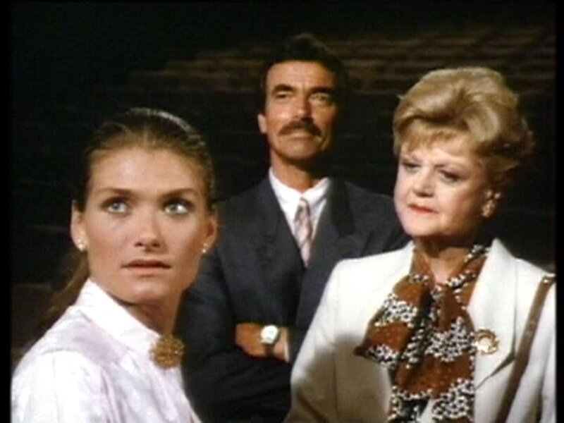 Jessica Fletcher (Angela Lansbury) besucht die berühmte Konzertviolinistin Greta Müller (Maria Mayenzet). Ihr Leibwächter Gerhart Brunner (Eric Braeden) ist immer an der Seite der Musikerin. – Bild: RTLup