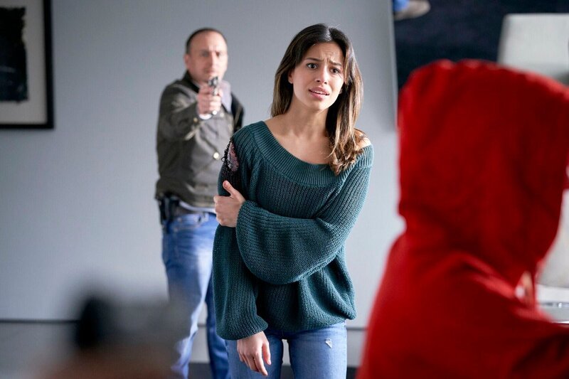 Das Mädchen mit dem roten Hoodie hat Dana (Gizem Emre, M.) mit einem Messer attackiert und bedroht jetzt Baumann. Semir (Erdogan Atalay) versucht die Situation zu deeskalieren. – Bild: RTL /​ Guido Engels