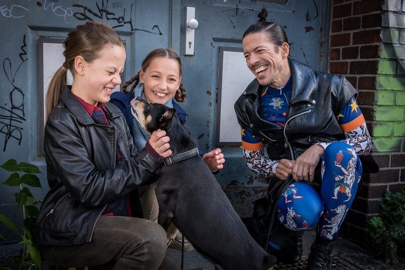 Kira (Marlene von Appen), Nele (Ronja Levis) und Jorge Gonzàlez haben sichtlich Spaß mit Willie. – Bild: NDR/​Boris Laewen