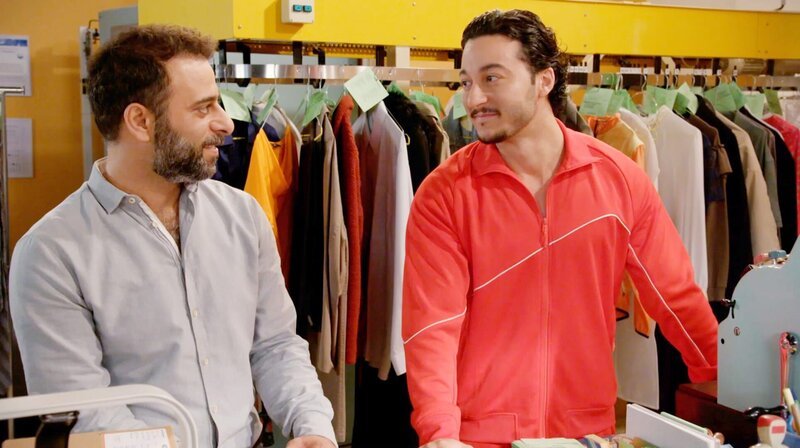Mo (Yunus Cumartpay) freut sich, dass Elyas (Mehmet Daloğlu) spontan in der Wäscherei einspringt. – Bild: NDR
