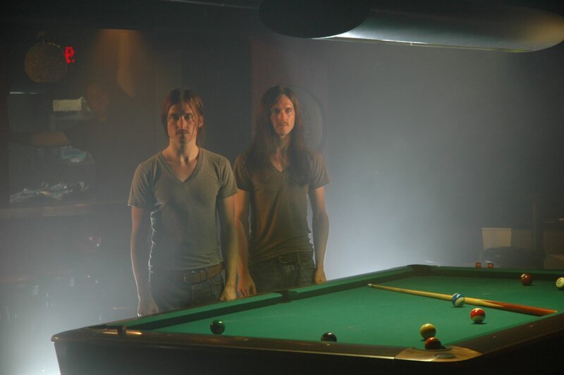 The Samel twins in the foggy pool hall. – Bild: Discovery Communications, LLC. Lizenzbild frei