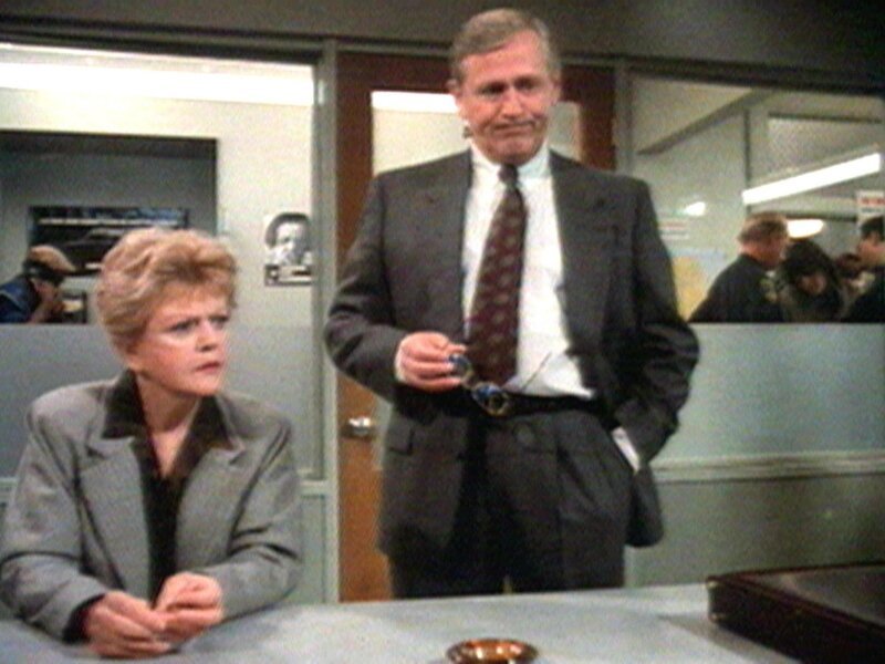 Um Jessica (Angela Lansbury) vor einem Attentäter zu schützen, lässt Sergeant Nash (Michael Callan) sie verhaften. – Bild: Warner TV Serie