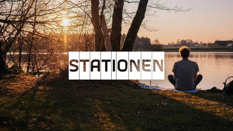 Key Visual Sendereihenbild mit Typo zu „Stationen“. Religion erleben – der Name „STATIONEN“ ist Programm. Ob Stationen einer persönlichen Entwicklung oder Stationen des Kirchenjahrs, Feste anderer Religionen oder Stationen des Lebens: Die Sendung fragt, wie Menschen denken und glauben. – Bild: Julia Müller, Montage: BR /​ BR /​ BR/​Julia Müller/​Montage: BR