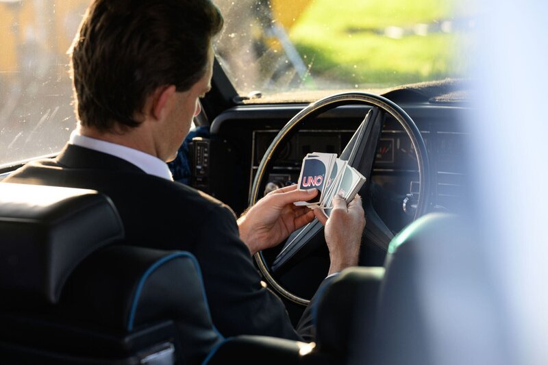 Ein Mann hält Uno-Karten, während er in einem Auto sitzt – Bild: THE HISTORY CHANNEL /​ A+E Networks, Nicholas Smith/​Nicholas Smith/​Nicholas Smith