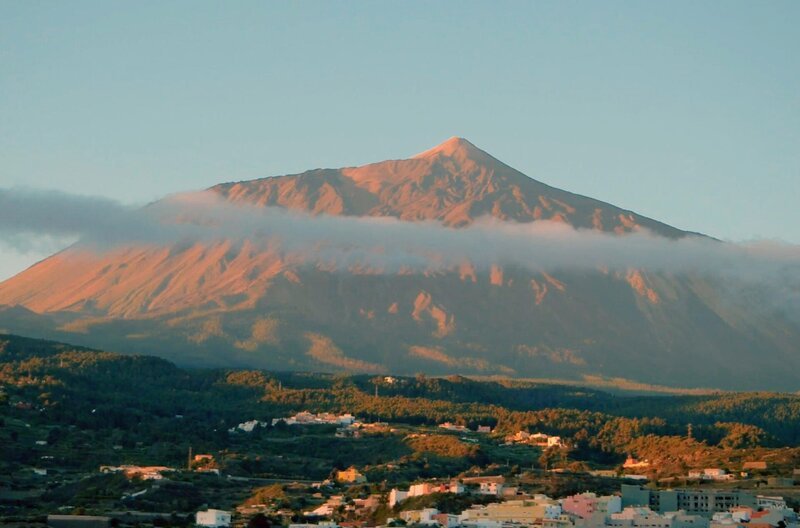 Die Menschen auf den Kanarischen Inseln beweisen großen Einfallsreichtum, um Nutzen aus den vielen Vulkanen auf dem Archipel zu ziehen. – Bild: Les Bons Clients /​ © Les Bons Clients