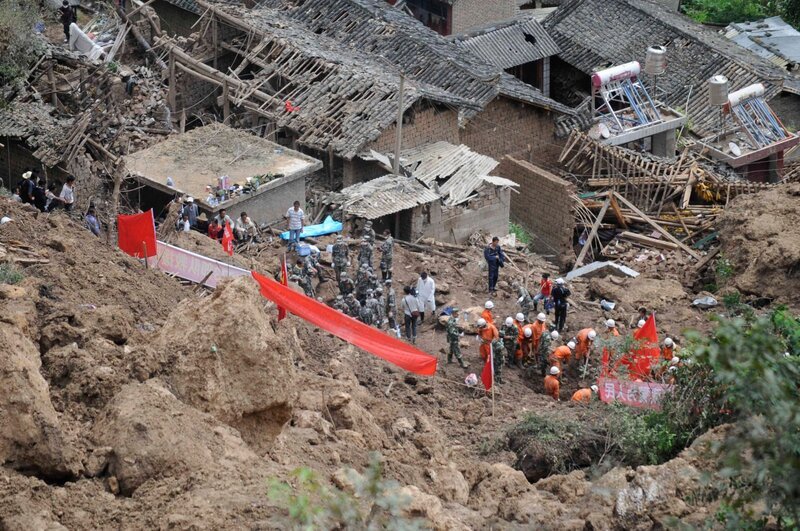 Rescuers search for survivors at the scene of the mudslide on September 3, 2010 in Baoshan, Yunnan Province of China. – Bild: VCG /​ Voltage TV /​ Visual China Group /​ © Getty Images
