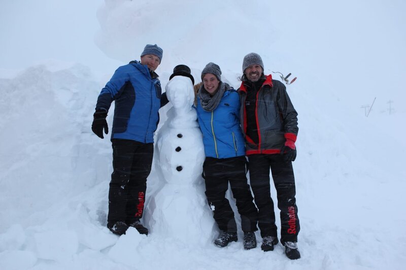 Checker Tobi (Mitte) beim Schneeskulpturen-Festival in Ischgl mit dem deutschen Team. – Bild: BR/​megaherz gmbh/​Hans-Florian Hopfner