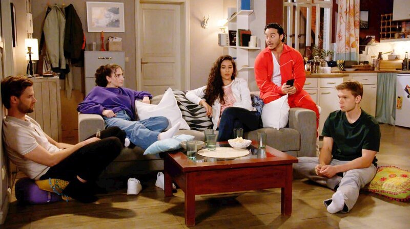 Elyas (Mehmet Daloğlu) lädt Simon (Thore Lüthje), Leyla (Alinda Yamaci), Dilay (Ideal Kanal) und Marvin (Maurcie Pawlewski) zu einem Abschiedsessen ein. – Bild: NDR