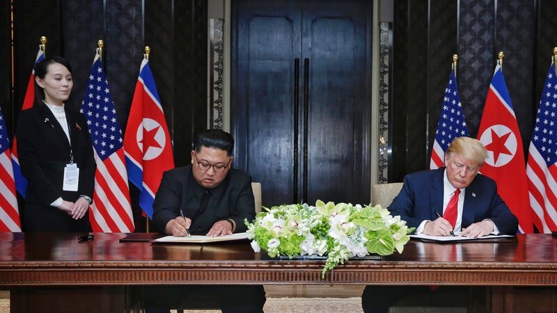 Kim Yo-jong begleitet ihren Bruder Kim Jong-un bei seinem Treffen mit dem damaligen US-Präsidenten Donald Trump. – Bild: ZDF und Imago