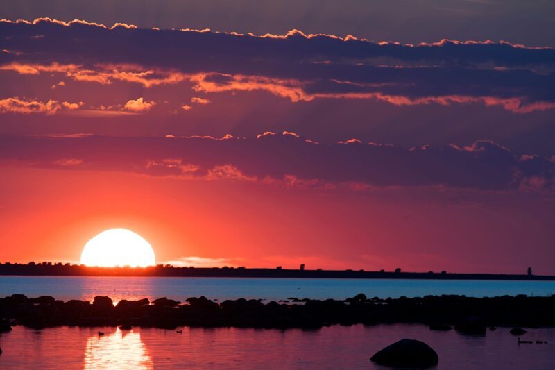 Sonnenuntergang über dem Wasser. – Bild: ZDF und IT4ALL.