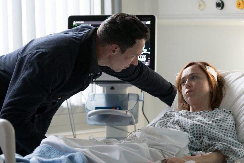 Dr. Jack Hodgson (David Caves) besucht seine Kollegin Orla Flanagan (Emily Taaffe) im Krankenhaus, da diese von einem Einbrecher angegriffen wurde. – Bild: ZDF und Sally Mais./​Sally Mais
