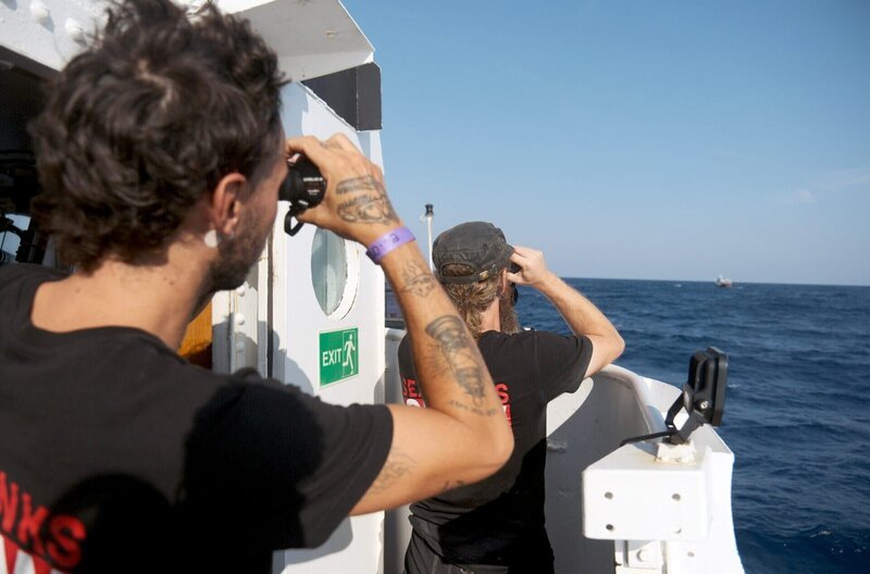 Die Rettungscrew der Sea Punk I hält Ausschau nach Booten in Seenot. – Bild: Gerson Reschke /​ Die Rettungscrew der „Sea Punk I“ hält Ausschau nach Booten in Seenot.