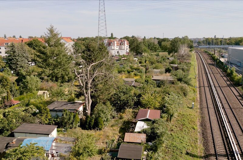 In der Kleingartenanlage in Berlin-Lichtenberg werden nur noch drei Kleingärten bewirtschaftet. – Bild: WDR /​ In der Kleingartenanlage in Berlin-Lichtenberg werden nur noch drei Kleingärten bewirtschaftet.