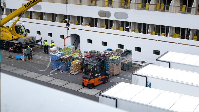 Ein Schiff der „AIDA“-Flotte wird im Hafen beladen. Bei einem voll ausgelasteten Schiff mit 6000 Passagieren werden für zehn Tage bis zu 90 Tonnen Lebensmittel benötigt. – Bild: ZDF und Matthias Pöttker./​Matthias Pöttker