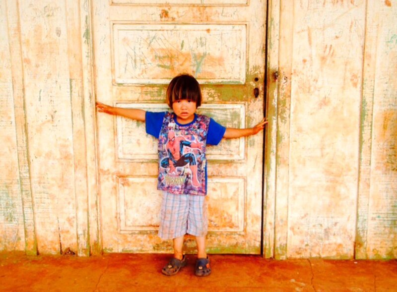 Guaraní-Junge vor Urwald-Schule. – Bild: SWR
