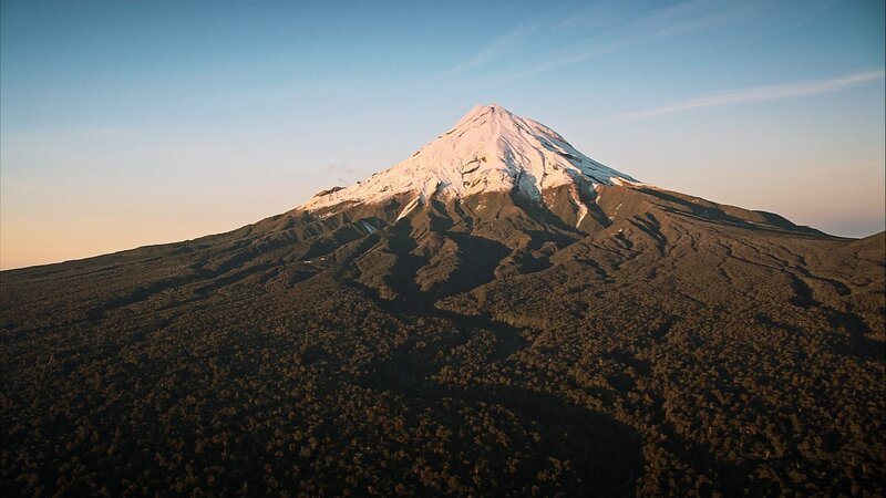 Ein Vulkan wie gemalt: Der Taranaki ist bekannt für seine Schuttlawinen, die ganze Landstriche und Wälder verwüsten. – Bild: ZDF und NHNZ./​NHNZ