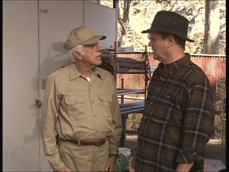 Als Gärtner getarnt kümmert sich Mark (Dick Van Dyke, l.) um einen auffälligen Besucher. – Bild: Viacom Lizenzbild frei