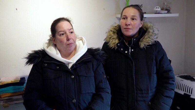 Dagmars Töchter richten einen Hofflohmarkt aus, um an ihre überraschend verstorbene Mutter zu erinnern. – Bild: RTL Zwei