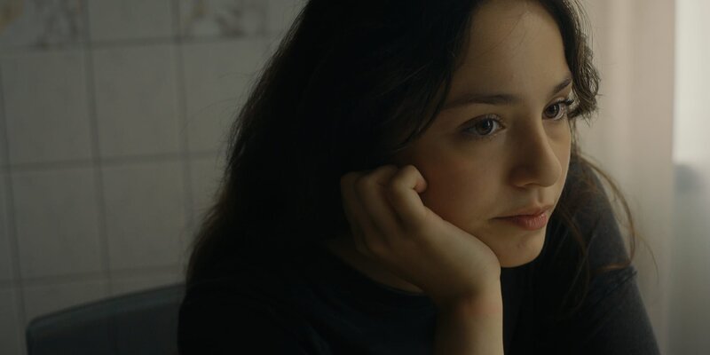 Leyla (Aleyna Kus) ringt mit ihren Gefühlen, nachdem ihr Papa ausgezogen ist. – Bild: ZDF/​StudioZentral