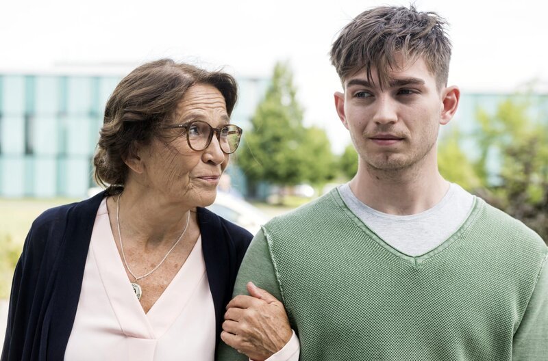 Besorgt bringt Joshua Alvart (Vincent zur Linden) seine Oma Lene (Tatja Seibt) ins Johannes-Thal-Klinikum. – Bild: ARD/​BR/​Jens Ulrich Koch